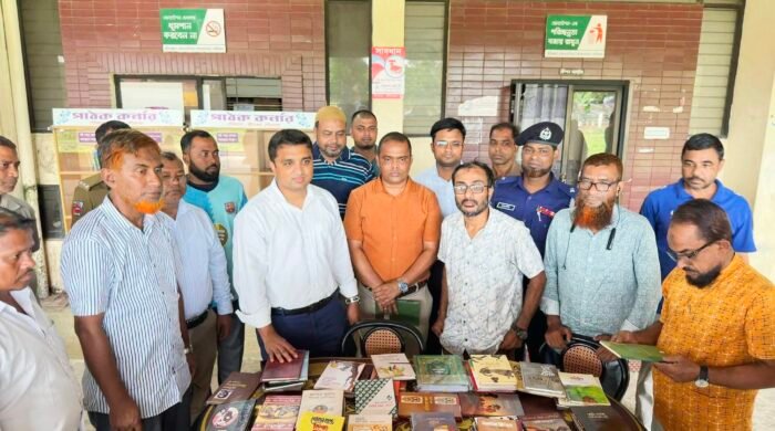 ট্রেনের অপেক্ষায় বইয়ের সঙ্গ, শ্রীমঙ্গল রেলস্টেশনের পাঠক কর্নারে নতুন বই সংযোজন